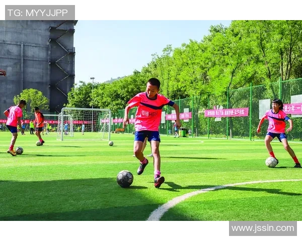 余爽化身足球明星展现魅力风采引发热议与关注 余爽化身足球明星展现魅力风采引发热议与关注