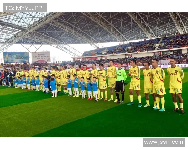 女孩与足球明星携手共度美好时光谱写青春爱情故事