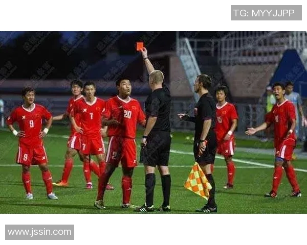 小孩怒骂足球赛场上的不公与争议引发的思考与讨论