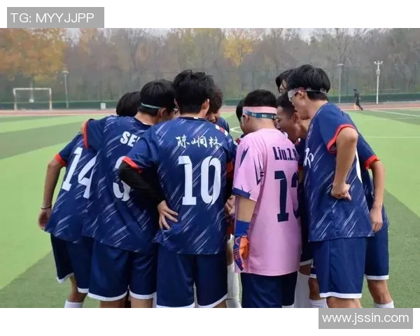 室友们的足球盛宴一起挥洒汗水共享激情与友谊的精彩瞬间